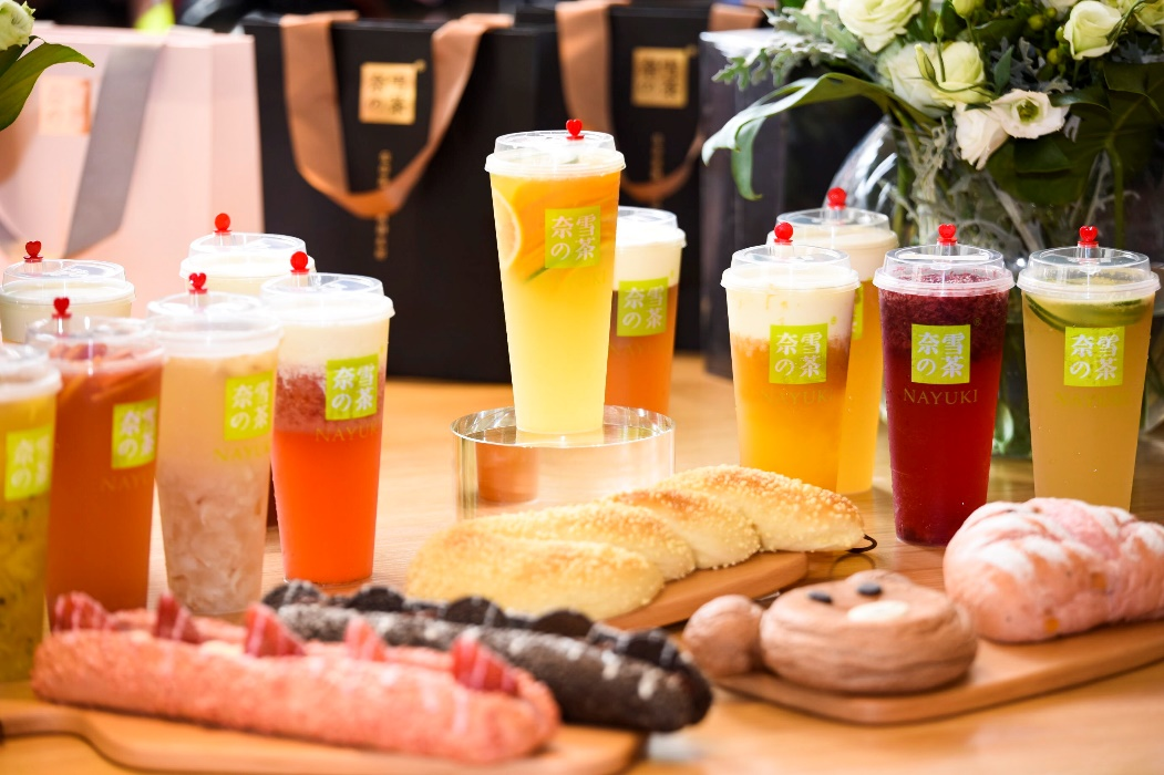 奈雪最新饮品，茶韵与友情的日常温馨之旅